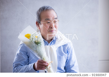 拿著花束的一位老人的畫象 拿著花束的一位老人的畫象 91988947