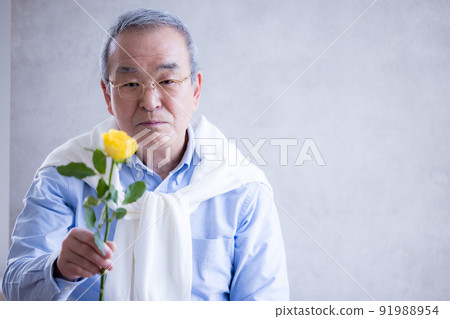 拿著花束的一位老人的畫象 91988954