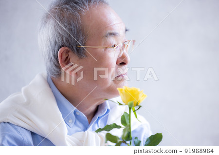 Portrait of a senior man holding a flower 91988984