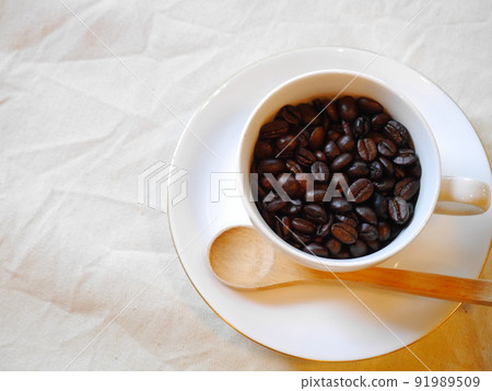 咖啡豆和咖啡杯 咖啡豆和咖啡杯 91989509
