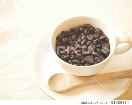 Coffee beans and coffee cups Coffee beans and coffee cups 91989514
