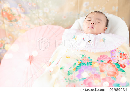Commemorative photo of visiting the palace, a baby sleeping tired Commemorative photo of visiting the palace, a baby sleeping tired 91989984