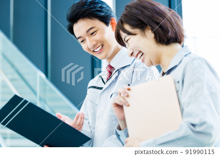 Businessmen wearing work clothes shooting cooperation "LINK FOREST" 91990115