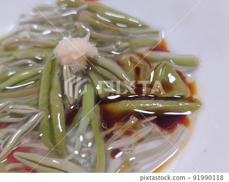 Watershield in a bowl 91990118