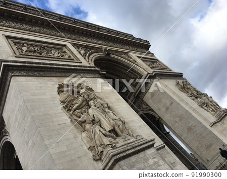 Arc de Triomphe seen from directly below 91990300