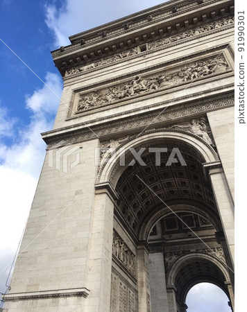 Arc de Triomphe seen from an unusual angle 91990301
