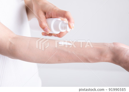 塗防曬霜的女人 塗防曬霜的女人 91990385