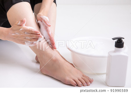 婦女的腳洗她們的身體 91990389