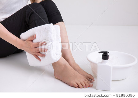 一個女人用毛巾擦腳 一個女人用毛巾擦腳 91990390