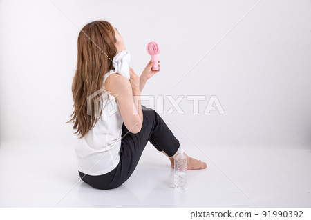女人用毛巾擦汗 91990392