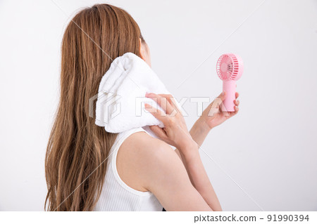 女人用毛巾擦汗 女人用毛巾擦汗 91990394