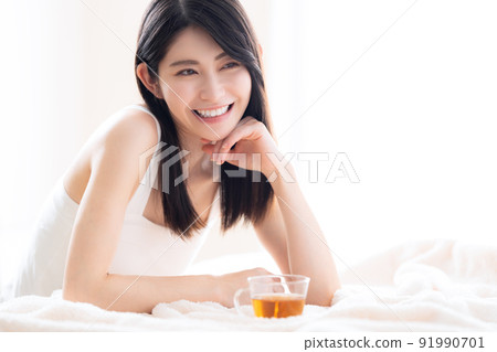 Female beauty beauty make-up skin care Female beauty beauty make-up skin care 91990701