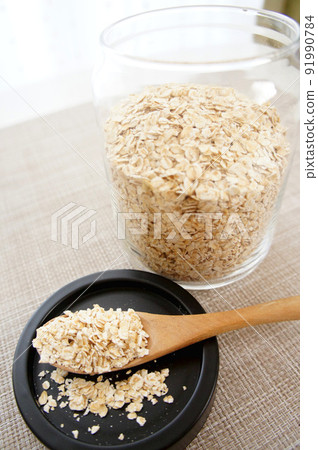 Thin flake-shaped oatmeal in a bottle [Instant Oat] _01 91990784