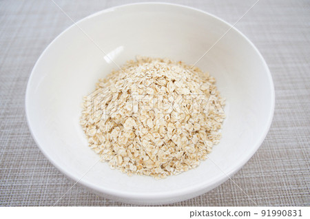 Thin flake-shaped oatmeal [instant oats] _01 served in a white bowl 91990831