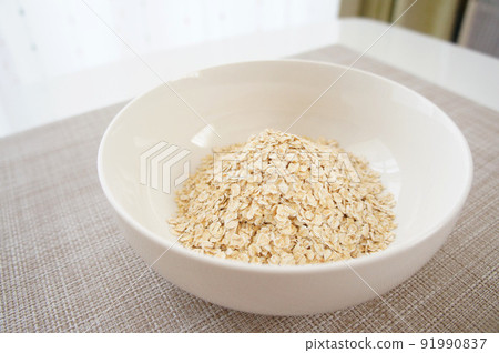 薄片狀燕麥片[即食燕麥]_05 盛在白碗中 91990837