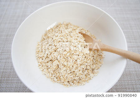 Thin flake-shaped oatmeal [instant oats] _07 served in a white bowl 91990840