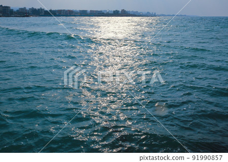 陽光照耀在涼爽的海面上 陽光照耀在涼爽的海面上 91990857