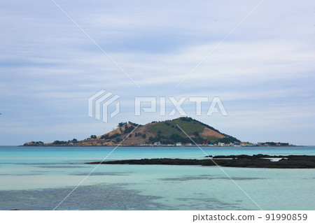 碧陽島漂浮在美麗的翡翠海面上 碧陽島漂浮在美麗的翡翠海面上 91990859