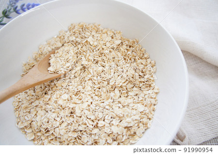 Thin flake-shaped oatmeal [instant oats] _16 served in a white bowl 91990954