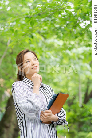 微笑以新綠色的婦女 微笑以新綠色的婦女 91991083