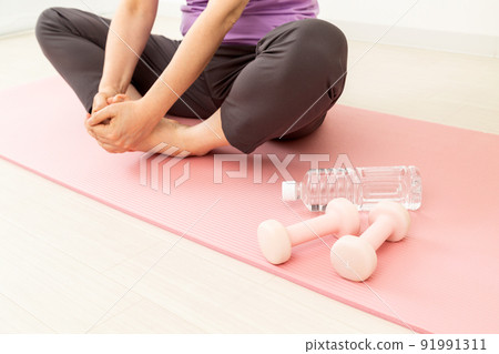 Indoor yoga mat, dumbbells and water Indoor yoga mat, dumbbells and water 91991311