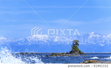 天晴海岸和立山山脈。富山縣高岡市 91991332