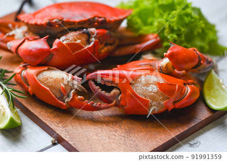 fresh crab on wooden board, claw crab cooking food seafood plate with herbs spices lemon lime salad, boiled or steamed crab red in the restaurant fresh crab on wooden board, claw crab cooking food seafood plate with herbs spices lemon lime salad, boiled or steamed crab red in the restaurant 91991359