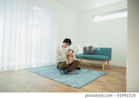 Daddy giving milk to baby Daddy giving milk to baby 91991528