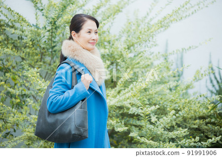 Fashionable women in their 60s winter 91991906