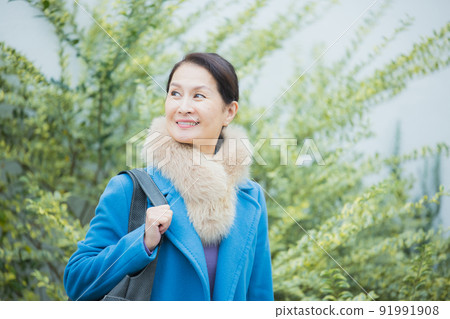 Fashionable women in their 60s winter 91991908