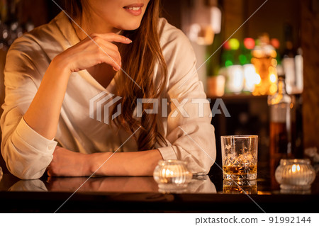 在酒吧櫃檯 BAR 戴著臉頰棒的女人 91992144