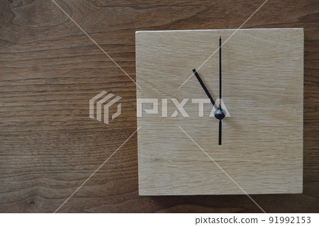 顯示 11 點的簡單木製掛鐘 顯示 11 點的簡單木製掛鐘 91992153