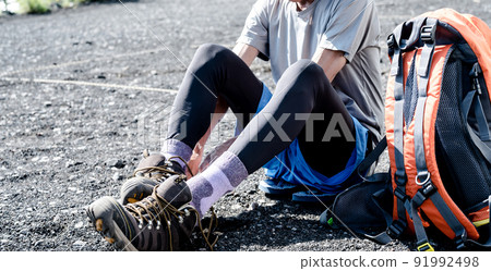 Men's trekking shoes that close the shoelaces of mountain climbing shoes 91992498