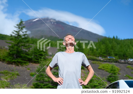 以富士山為背景深呼吸的男人 以富士山為背景深呼吸的男人 91992524