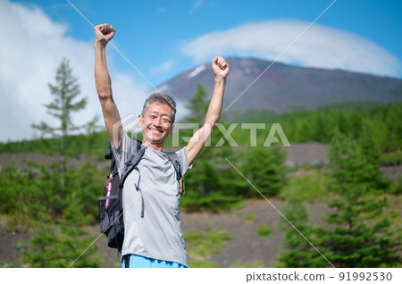 男性登山者萬歲戶外成就 男性登山者萬歲戶外成就 91992530