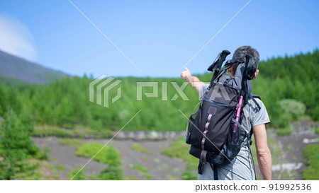 資深男性攀登指點 91992536