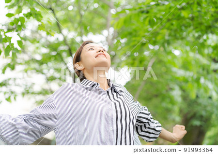 一個在綠色中清爽的女人 91993364