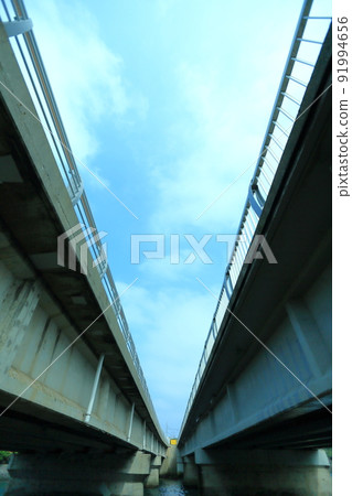 從橋下看到的月大清橋 91994656