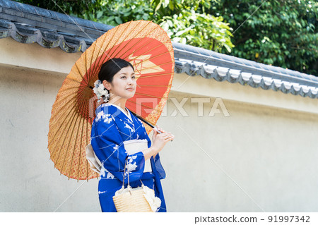 走在京都市的和服婦女 91997342