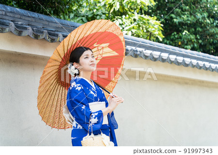 走在京都市的和服婦女 91997343