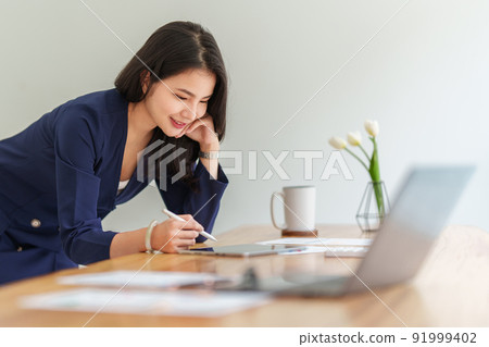 Fund managers consultation and discuss about analysis Investment stock market by digital tablet. Fund managers consultation and discuss about analysis Investment stock market by digital tablet. 91999402