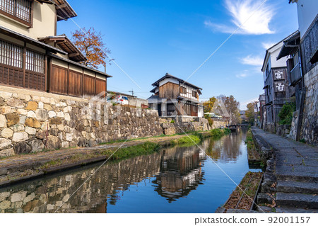 滋賀縣近江八幡市 秋天的八幡堀和町波 滋賀縣近江八幡市 秋天的八幡堀和町波 92001157
