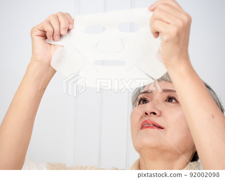 Written by Koma Facial Mask 50 Age-old female portrait, applied in beauty, curing, facial mask, home, medicine, anti-aging theme. Written by Koma Facial Mask 50 Age-old female portrait, applied in beauty, curing, facial mask, home, medicine, anti-aging theme. 92002098