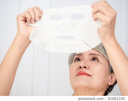 Written by Koma Facial Mask 50 Age-old female portrait, applied in beauty, curing, facial mask, home, medicine, anti-aging theme. 92002100
