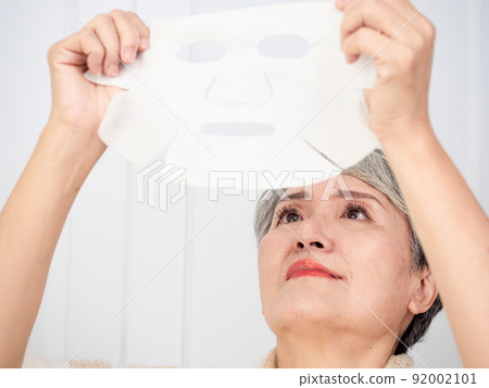Written by Koma Facial Mask 50 Age-old female portrait, applied in beauty, curing, facial mask, home, medicine, anti-aging theme. 92002101
