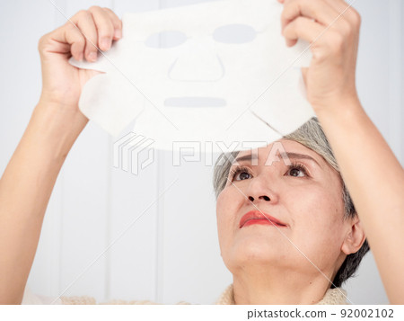 作者 Koma Facial Mask 50 歲女性肖像,應用於美容、治療、面膜、家居、醫藥、抗衰老主題。 作者 Koma Facial Mask 50 歲女性肖像,應用於美容、治療、面膜、家居、醫藥、抗衰老主題。 92002102