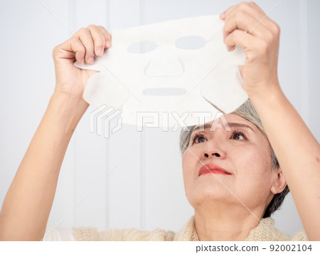 Written by Koma Facial Mask 50 Age-old female portrait, applied in beauty, curing, facial mask, home, medicine, anti-aging theme. Written by Koma Facial Mask 50 Age-old female portrait, applied in beauty, curing, facial mask, home, medicine, anti-aging theme. 92002104