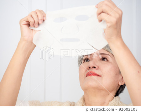 Written by Koma Facial Mask 50 Age-old female portrait, applied in beauty, curing, facial mask, home, medicine, anti-aging theme. 92002105