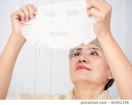 作者 Koma Facial Mask 50 歲女性肖像,應用於美容、治療、面膜、家居、醫藥、抗衰老主題。 作者 Koma Facial Mask 50 歲女性肖像,應用於美容、治療、面膜、家居、醫藥、抗衰老主題。 92002106