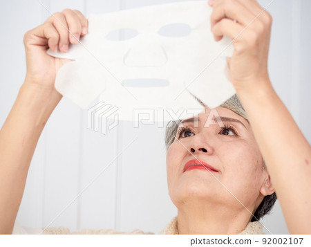 作者 Koma Facial Mask 50 歲女性肖像，應用於美容、治療、面膜、家居、醫藥、抗衰老主題。 92002107